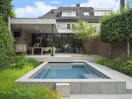 Composiet zwembad Aqua Nova 53, geplaatst in een aangelegde tuin