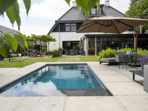 Composiet zwembad Aqua Nova 62, geplaatst in een aangelegde tuin