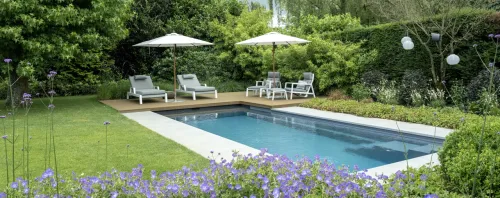 Composiet zwembad Aqua Nova 84, geplaatst in een aangelegde tuin