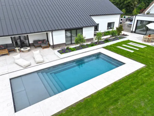 Composiet zwembad Grand Lido 100, geplaatst in een aangelegde tuin