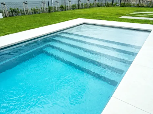 Composiet zwembad Lido 120, geplaatst in een aangelegde tuin