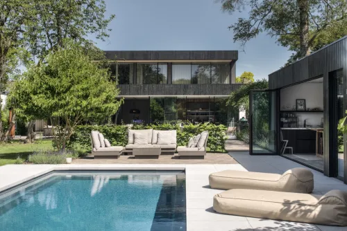 Composiet zwembad XL-Lounger 95FB, geplaatst in een aangelegde tuin